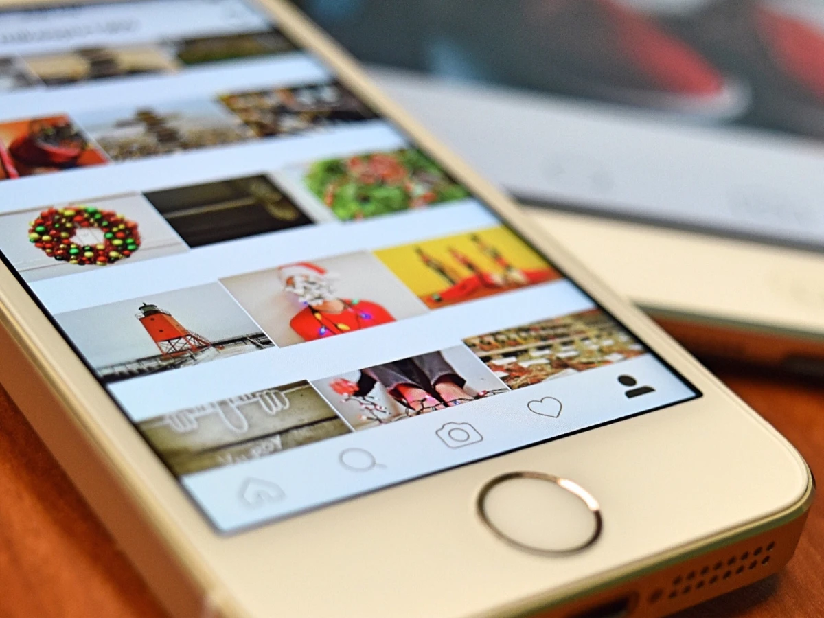 スマートフォンに表示したInstagramの投稿一覧
